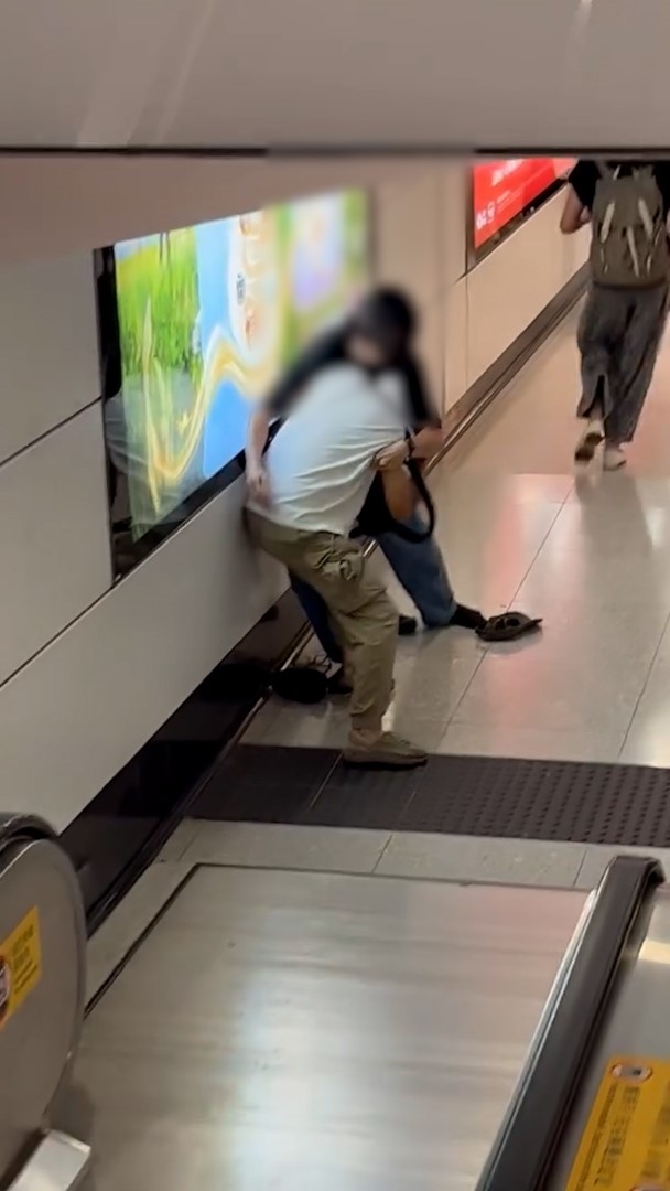 2人打鬥期間，有數名路人經過，見狀亦急急走避。（Threads影片截圖／nickwongch）