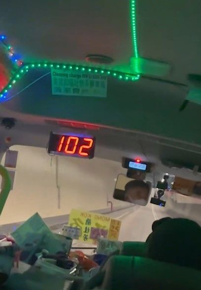 紅Van隧道車速開過百嚇壞乘客，網民留言大曬亡命小巴事蹟。(影片截圖)