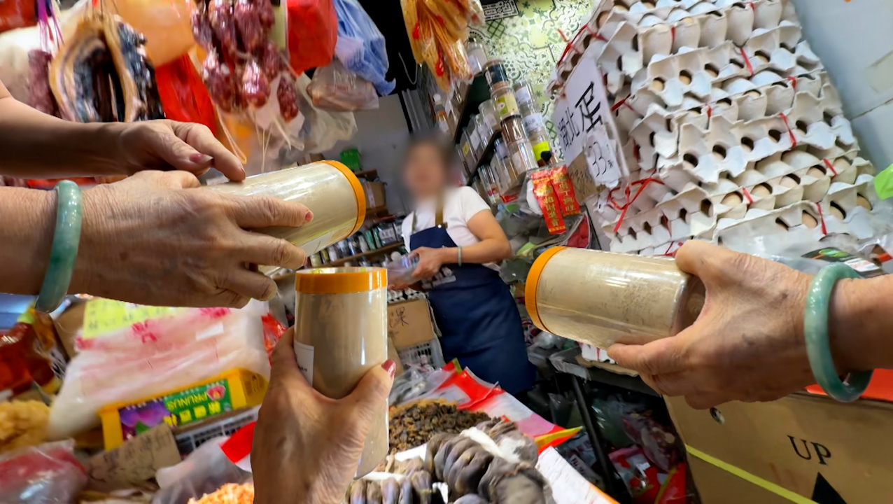 油塘一間街市雜貨檔被指無牌行醫，檔主僅靠「一眼」便聲稱看出顧客「身懷隱疾」，並推銷由「幾十種中藥」磨成的藥粉，售價高達2300多元。