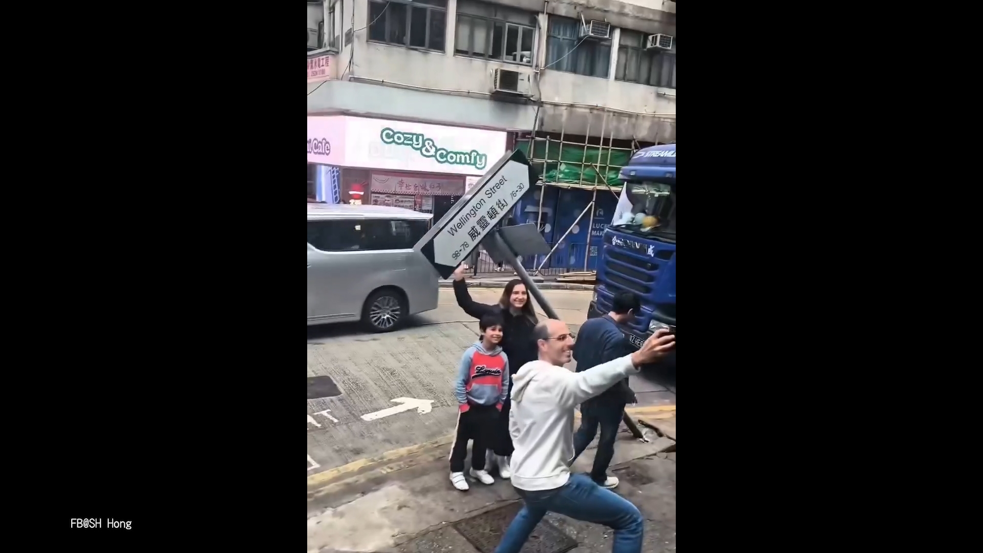 中環大車入窄路撞歪路牌惹街坊拍照　網民嘲變「全新打卡景點」