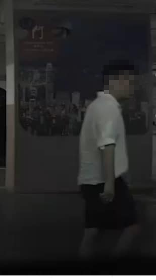 山頂廣場停車場小朋友「無公德心」車尾便溺　車主：我部車係唔係香啲