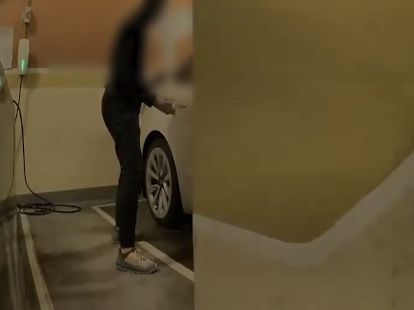 Tesla車主公德心欠奉！停車場亂拋垃圾