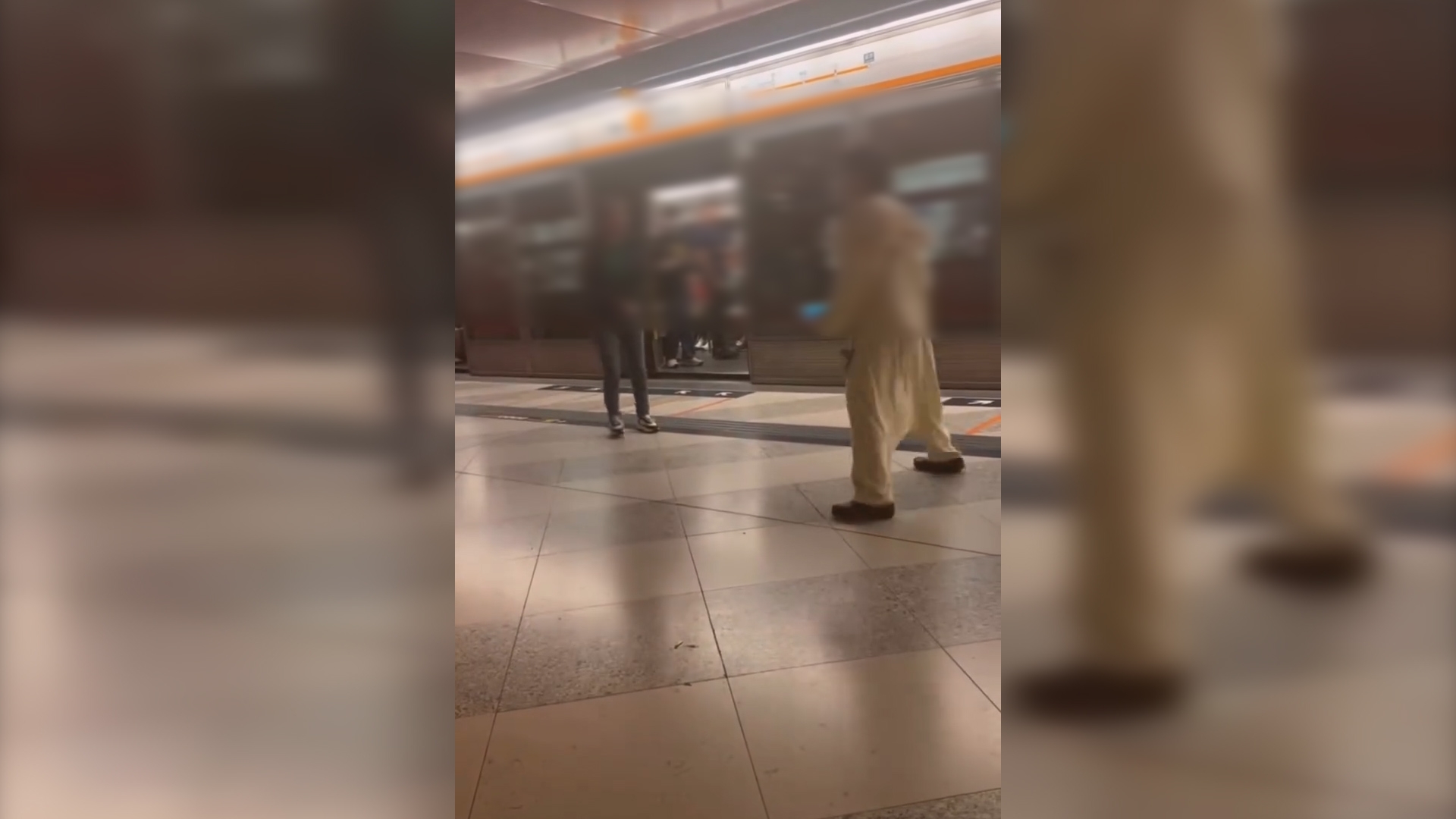 港鐵MMA｜屯門紅人VS飛腳大媽影片瘋傳　挑釁隻揪反被打到節節敗退