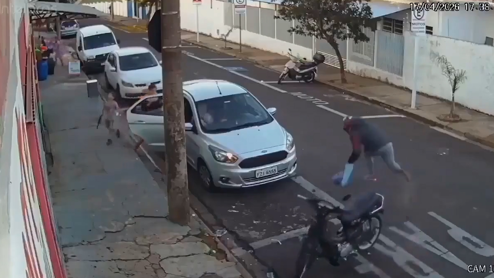 巴西便利店劫案　劫匪持假槍行劫逃跑時遭反擊　中彈後再被車撞落網