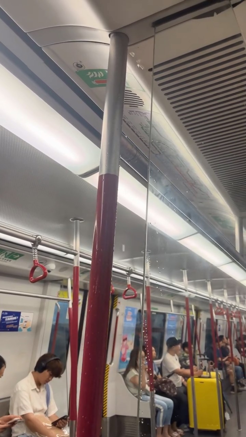 港鐵車廂內出現大規模滴水。（Threads圖片）