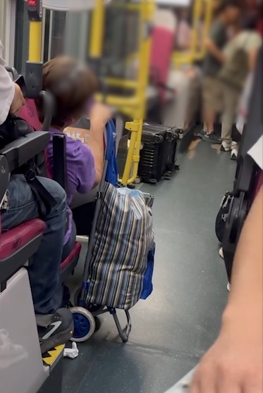 鄉音夫婦九巴拖喼上車被阻　爆粗大鬧仲塞輪椅位　車長一招化解獲讚