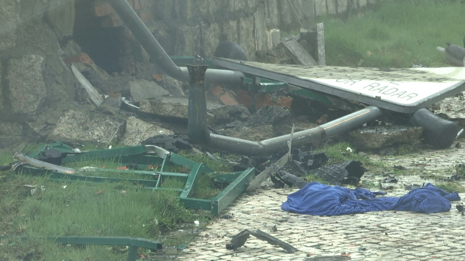 路邊多個鐵欄及指示牌被撞毀。（澳廣視影片截圖）