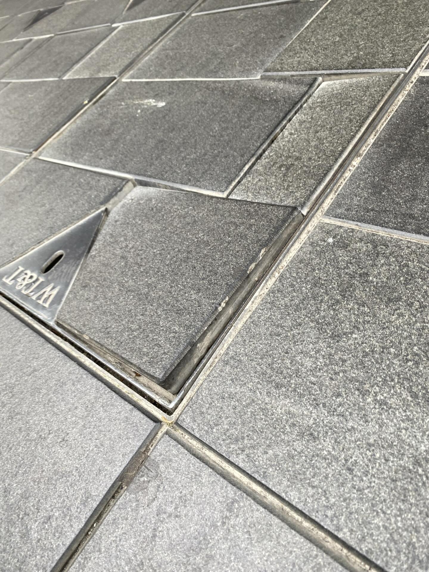 跌倒位置疑路磚不平　家人怒斥設計失當