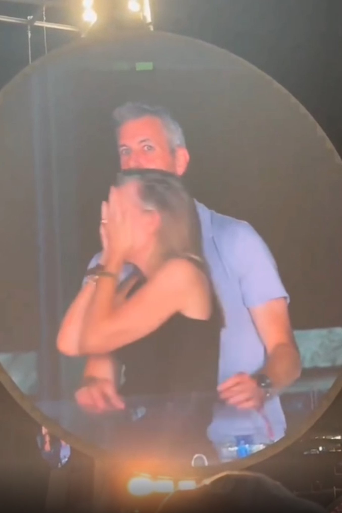 Coldplay演唱會Kiss Cam環節，意外揭露科技公司高層婚外情。（網上影片截圖）