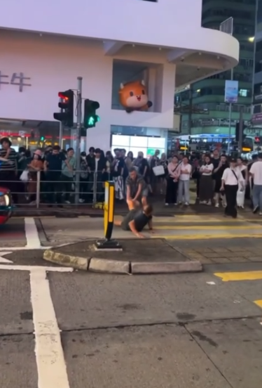 尖沙咀的士司機VS碰瓷黨　男子「詐死」躺路中心司機勁勞氣