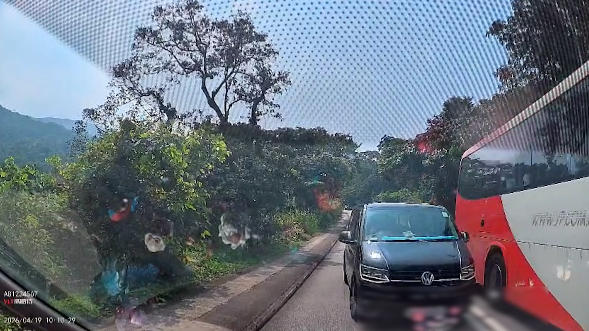 東張西望報料｜危險司機處處有！觀眾車Cam直擊逆線行駛：差啲撞埋去命都無 （觀眾陳先生提供影片截圖）