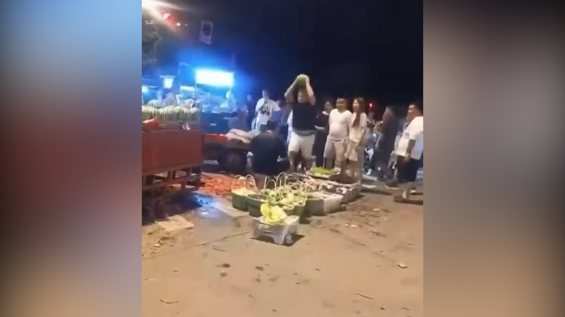 一名男子因揀西瓜時在瓜皮上留下指甲印痕，與生果店老闆口角，其後夥同妻子以西瓜襲擊老闆頭部