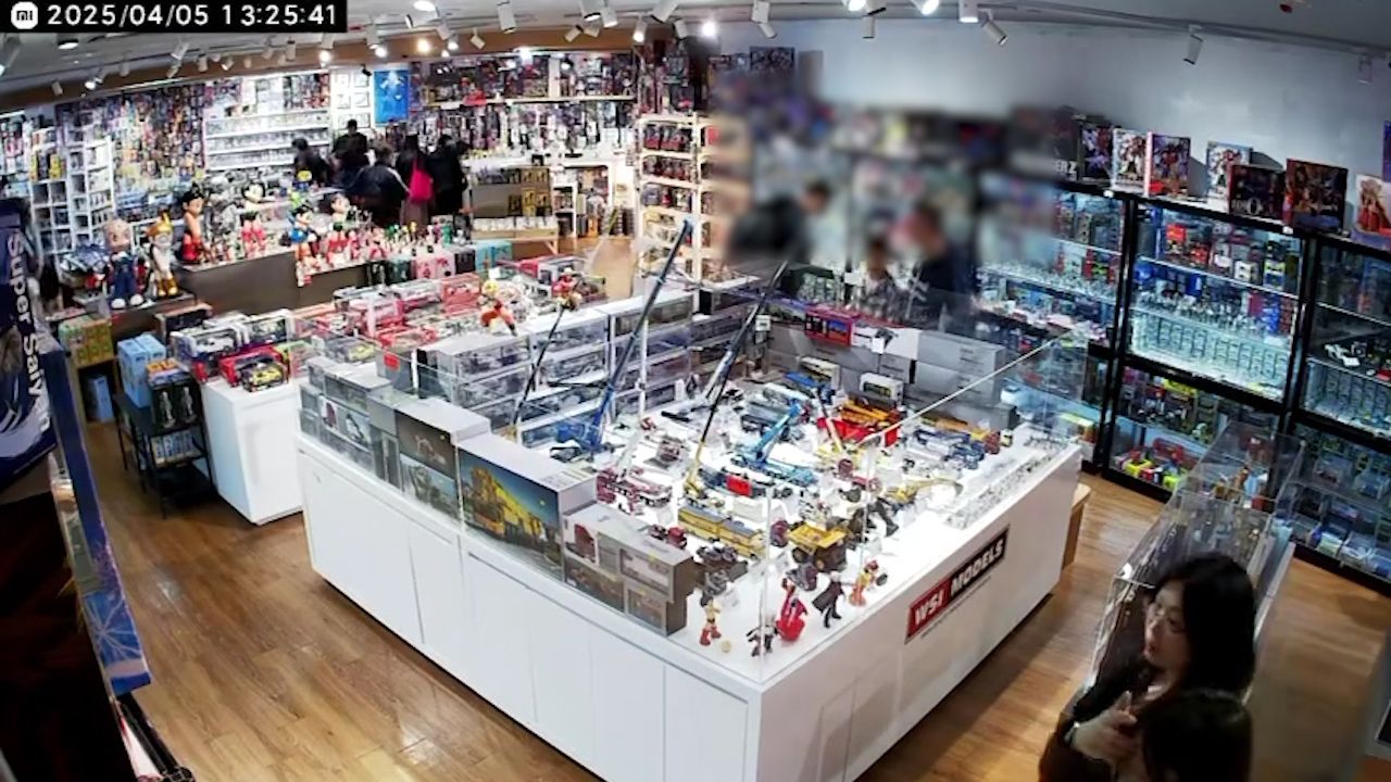 銅鑼灣男子疑攜小童偷千元模型車