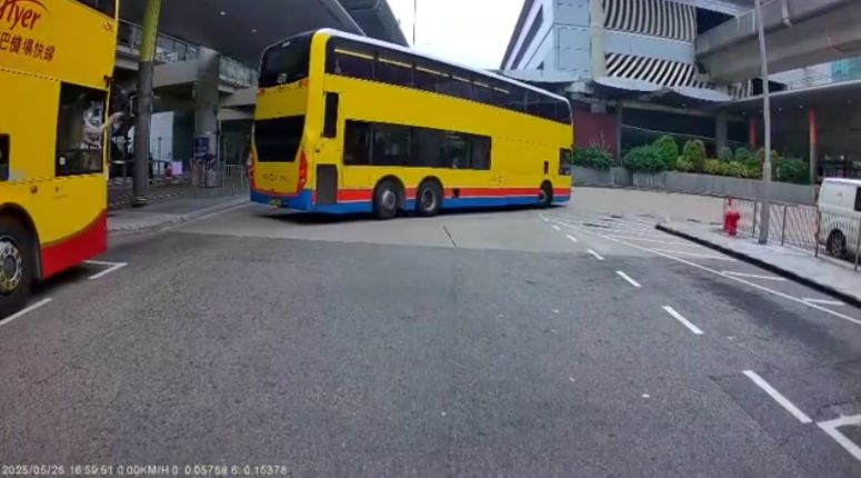 車Cam直擊｜兩城巴機場碰撞車長伸手截停前車