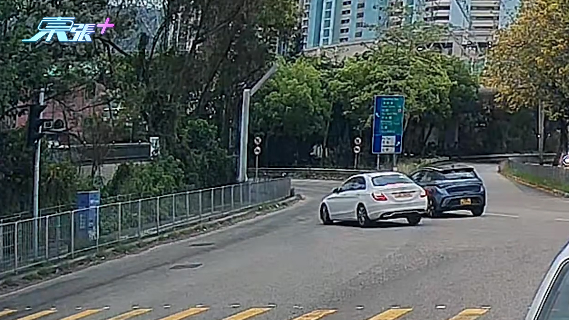 車Cam直擊｜屯門兩車相爭大玩漂移過彎　網民：香港格蘭披治大賽車