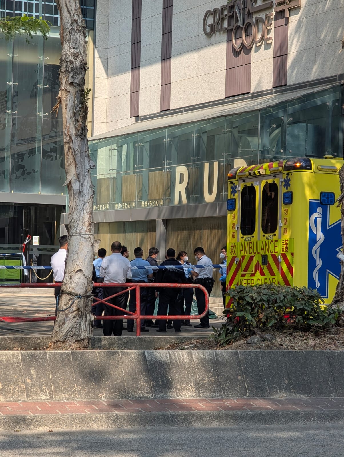 東張西望報料｜粉嶺男子墮樓身亡　倒臥行人路　觀眾報料有救護警察到場 (觀眾提供)