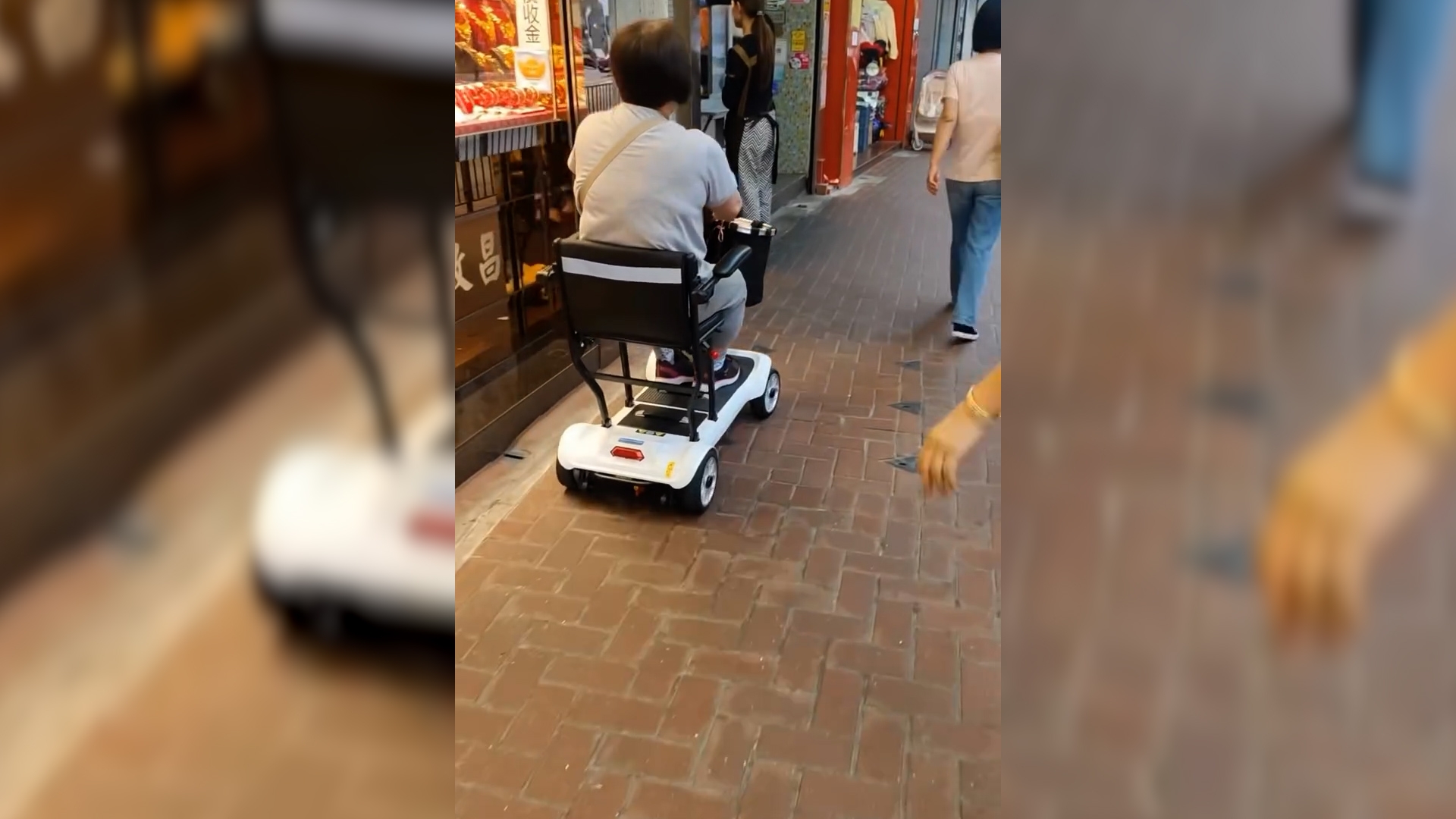 東張西望報料｜電動輪椅街道上橫行　觀眾質疑是否合法：點解周街都係？