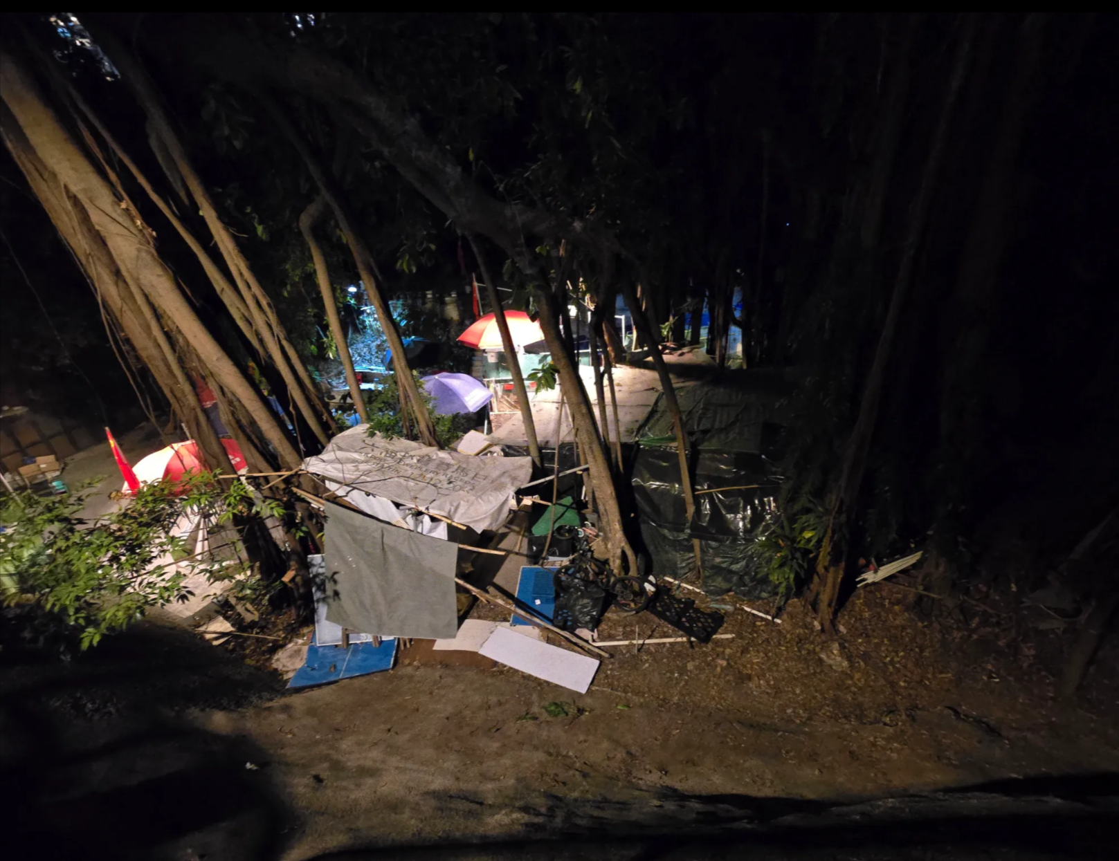 東張西望跟進｜主教山官地疑再被佔用　家具廁所樣樣有如「五星級的家」 (網上圖片)