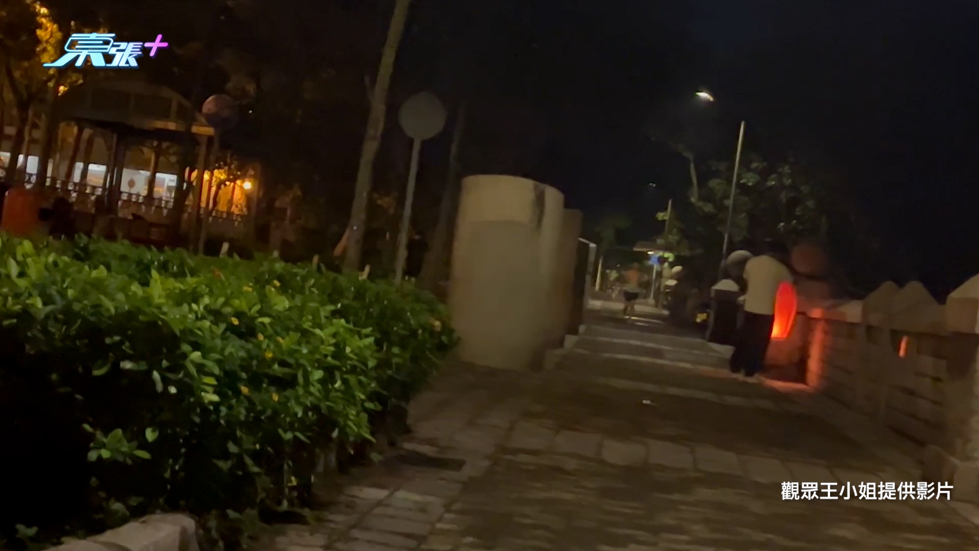 東張西望報料｜天水圍河邊「夜放天燈」火種半空飄　居民憂釀火警兼阻飛航安全 （觀眾王小姐提供影片截圖）