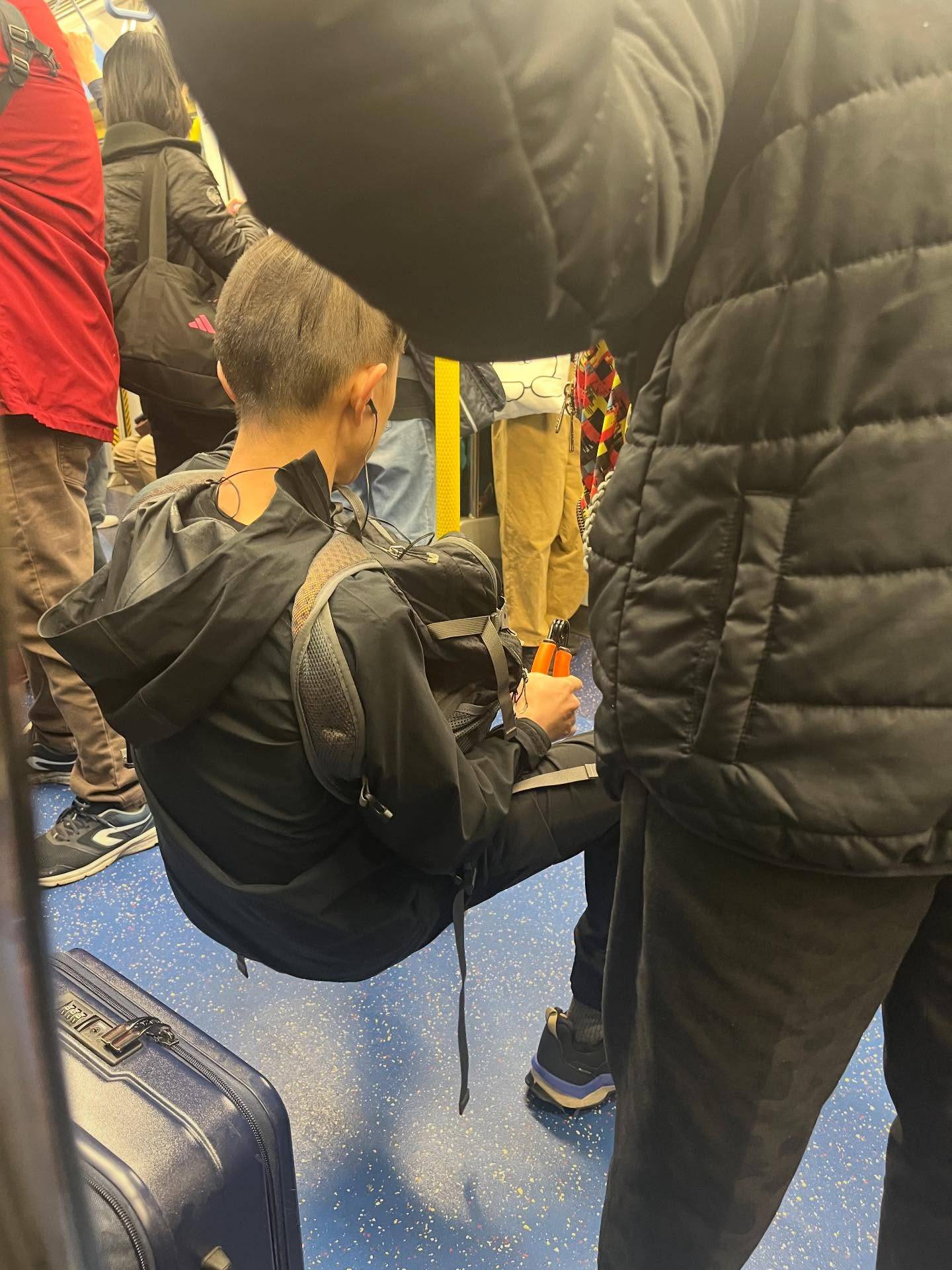 港鐵男子竟全程車坐「無影凳」嚇壞乘客。(T@heymannnc)