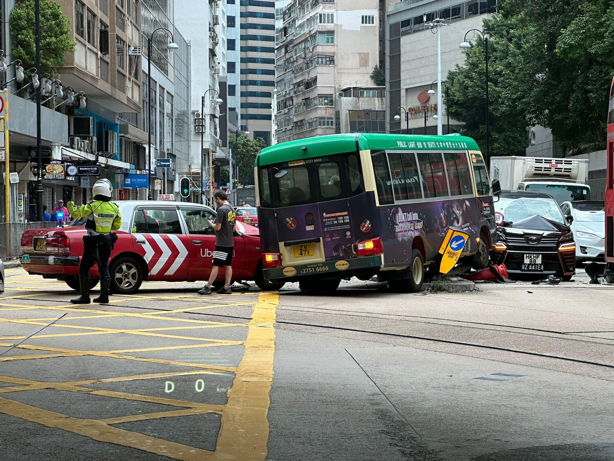 灣仔禮頓道3車串燒，專線小巴越線撞七人車。(FB@bosco chu)