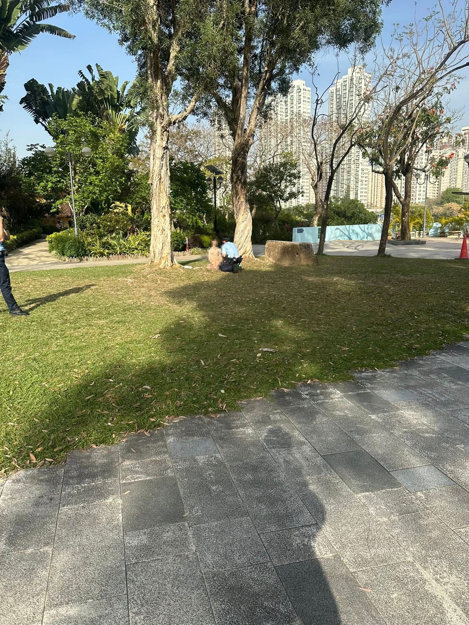 沙田公園驚現「全裸男」坐草地打坐
