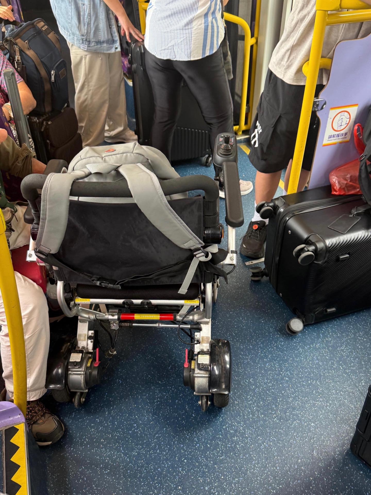 城巴行李篋塞爆輪椅位，老伯上車遭車長拒絕「等下一班車」。公司有回應。（Threads@sunlk77）