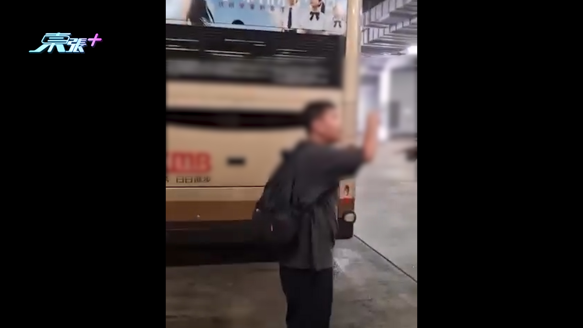 巴士迷爆粗大鬧巴士車長　疑因未開車「影唔到牌」發脾氣　網民斥妨礙行車