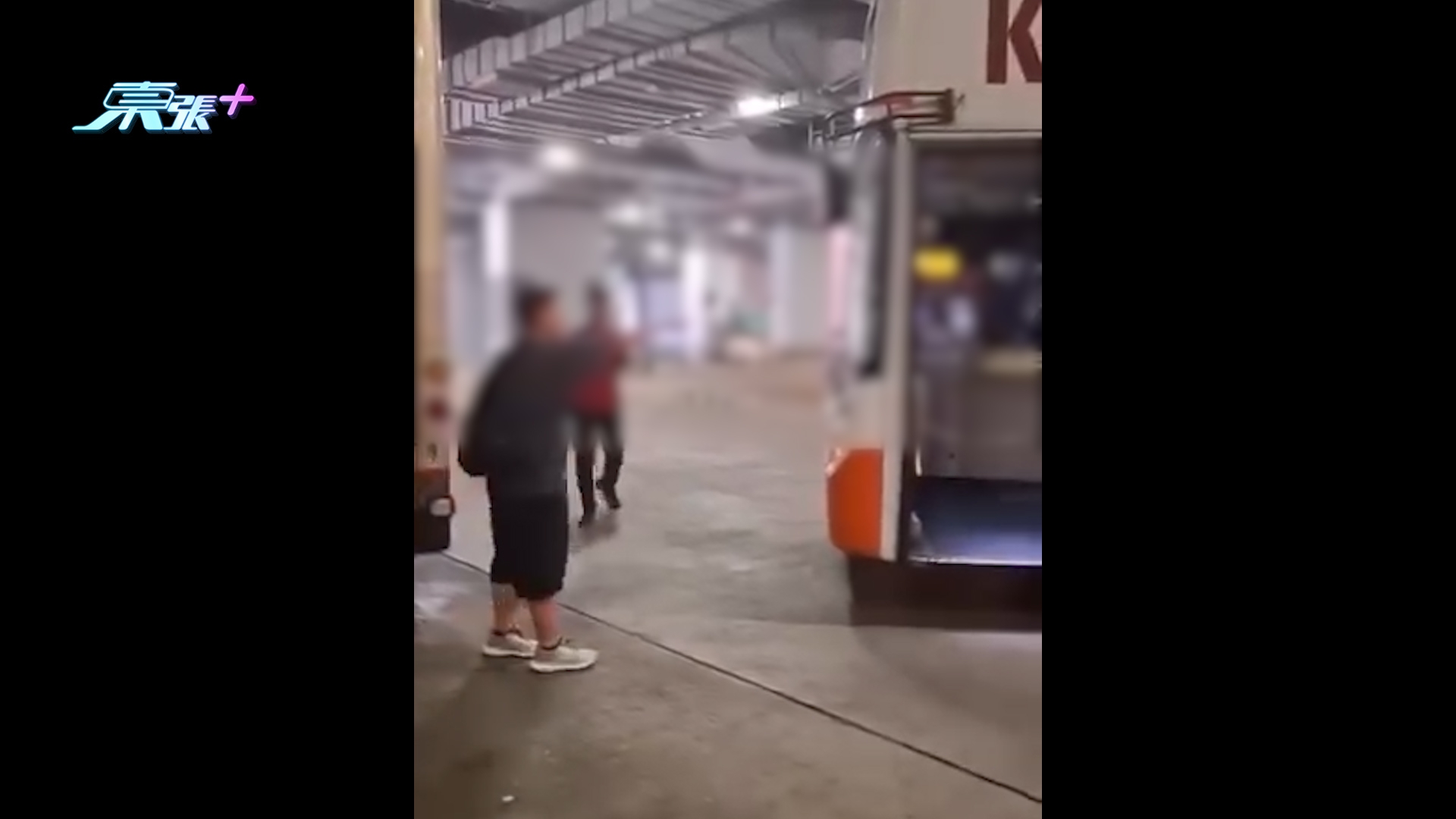 巴士迷爆粗大鬧巴士車長　疑因未開車「影唔到牌」發脾氣　網民斥妨礙行車