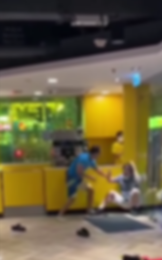 快餐店MMA｜赤腳男狂打再連環拳膝撞爆另一男子面部