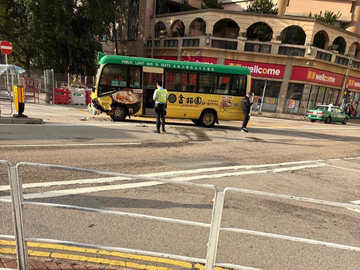 小巴的左邊車頭明顯損毀 (網上截圖)