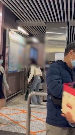 港鐵內地女疑逃票連環跳閘過程全拍下