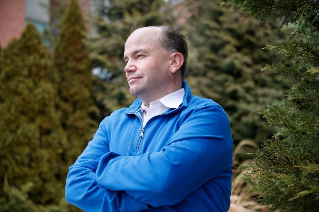 亨格福德身穿藍色套頭衫，站在森林裡