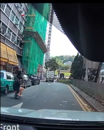 大埔母子騎電動單車兼無戴頭盔勁猖獗