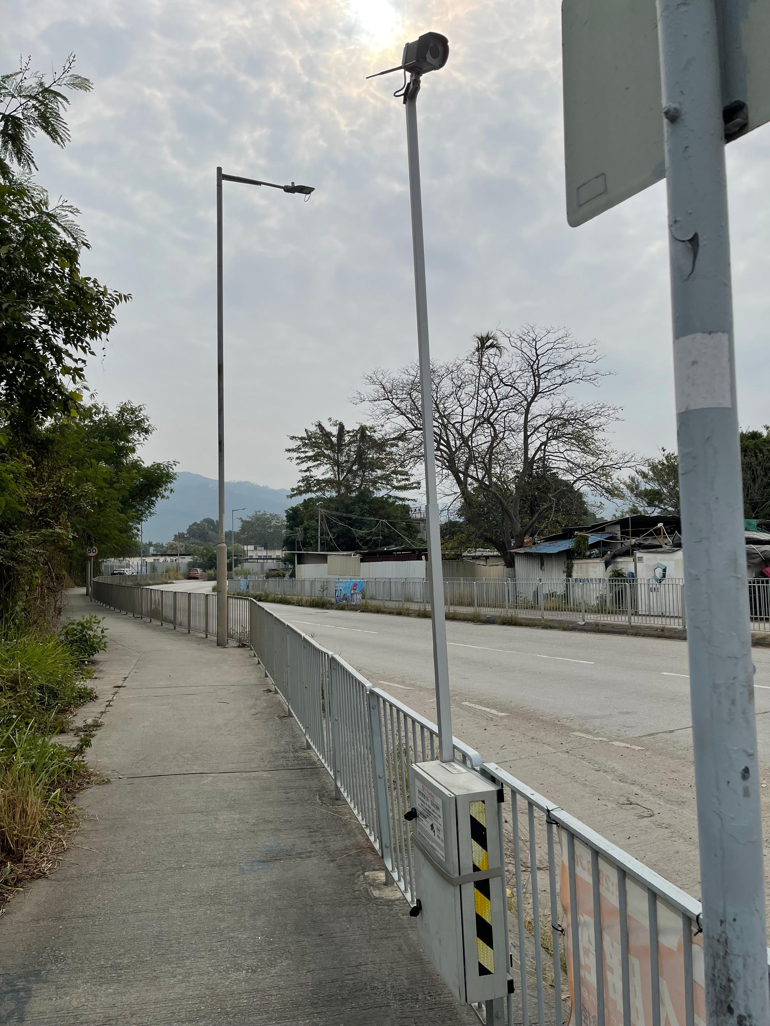 圖示環保署在亦園路安裝智能監察系統，迅速鎖定運送廢物到該處非法棄置的車輛，並作出檢控。（環保署圖片）