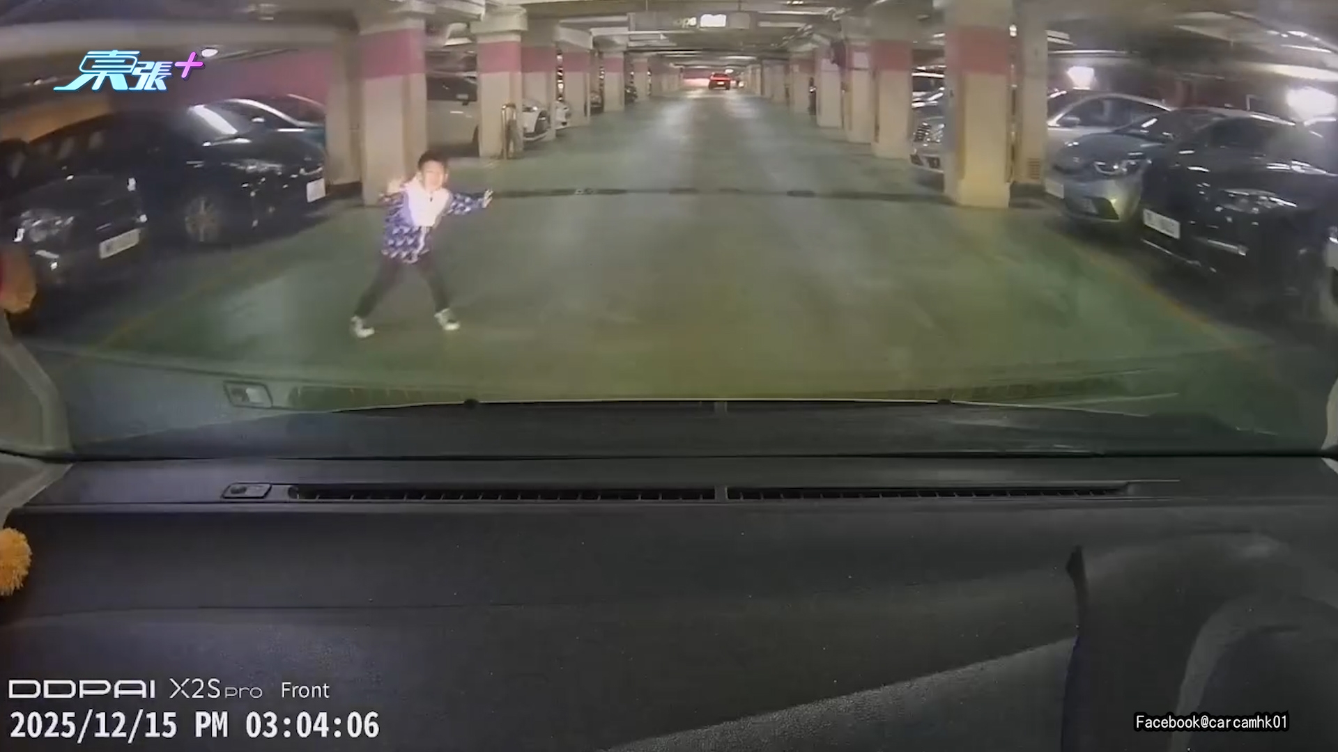 車Cam直擊｜細路停車場變「甩繩馬騮」　突衝路中心險被撞　網民：累死司機