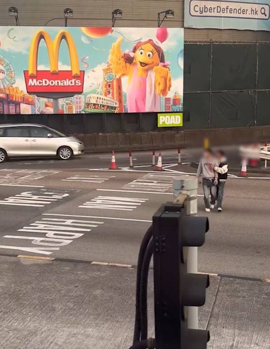 兩男誤闖紅隧口過馬路，最後要職員帶走。(T@nicola223)