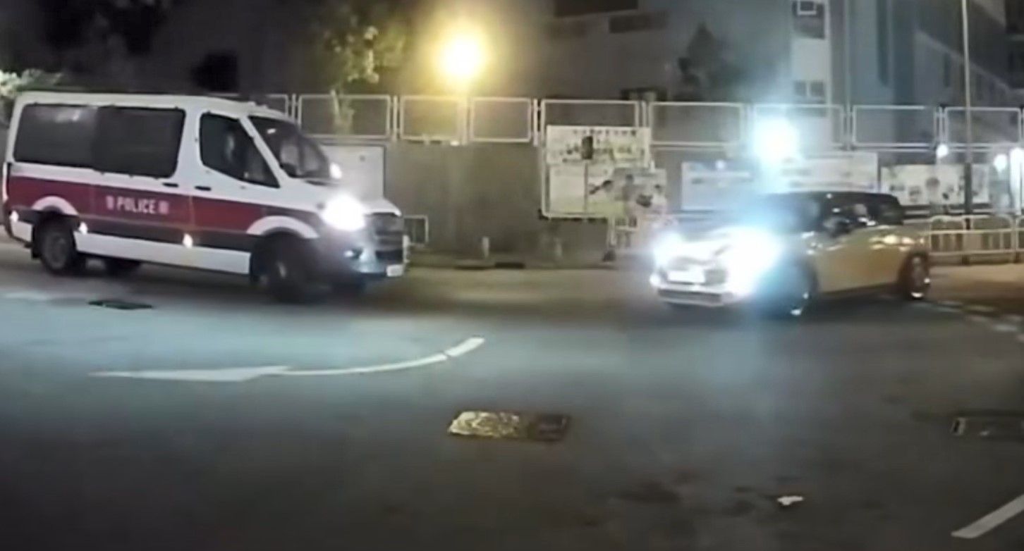 私家車讓線無停車兼閘警車遭斷正