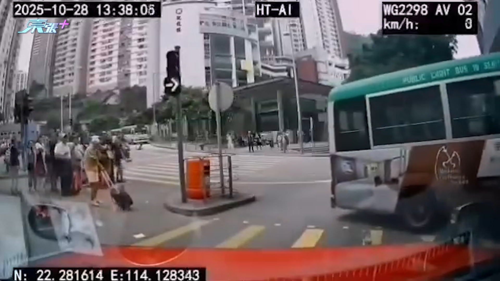 小巴先剷安全島再撞店內