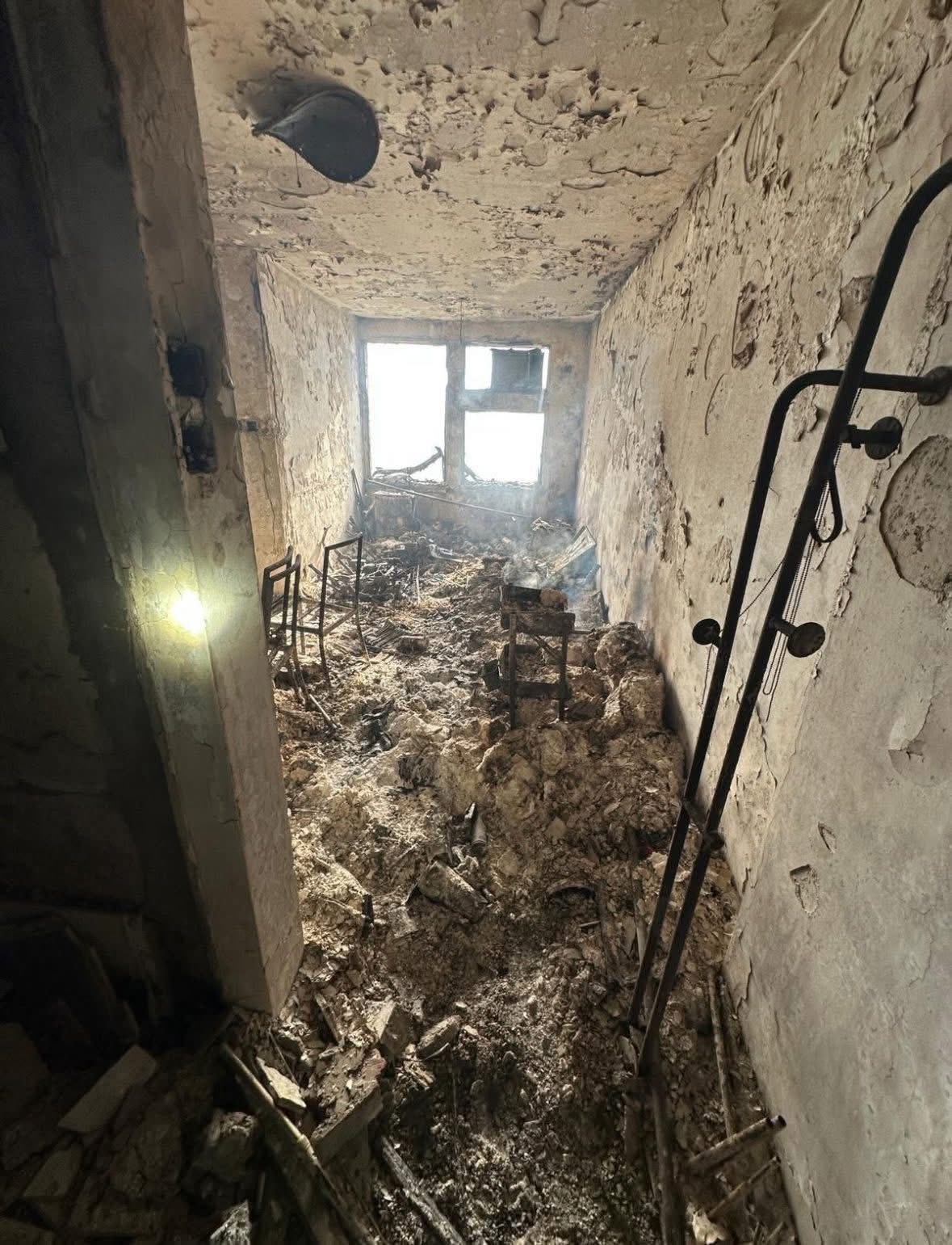 大埔宏福苑五級火｜災後單位慘況大公開，內櫳「甩皮甩骨」慘絕人寰。(FB@Kitty Chau)