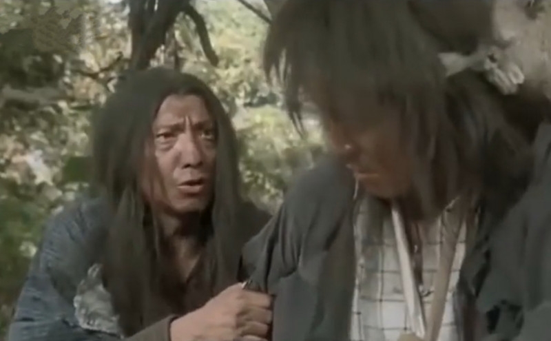 袁祥仁（左）曾於《武狀元蘇乞兒》飾演丐幫老字號乞丐。（翻攝自YouTube）