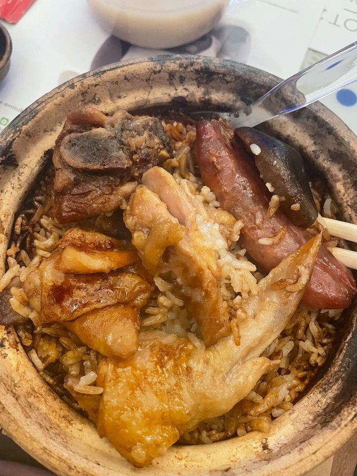 EDDIE展示的煲仔飯樣子