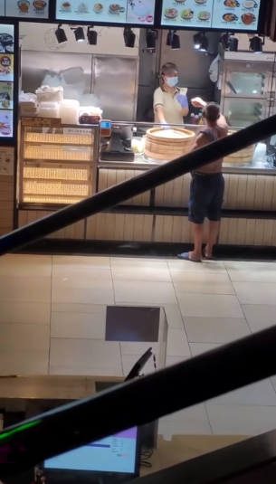 阿叔大鬧唐記包點怒斥「無叉用」　找店員晦氣被商場保安KO