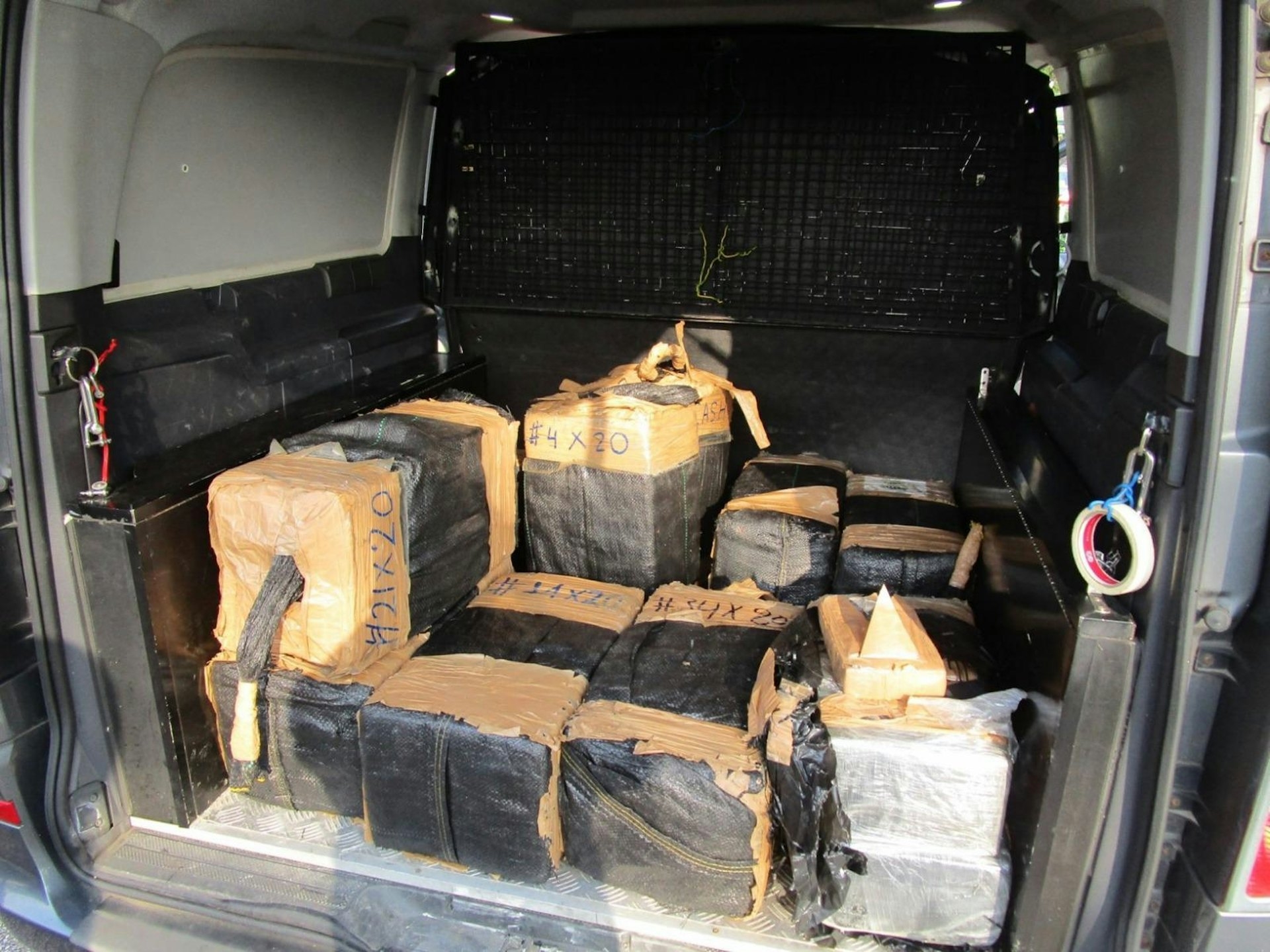 懷疑可卡因磚被載於尼龍袋內。（警方YouTube直播截圖）