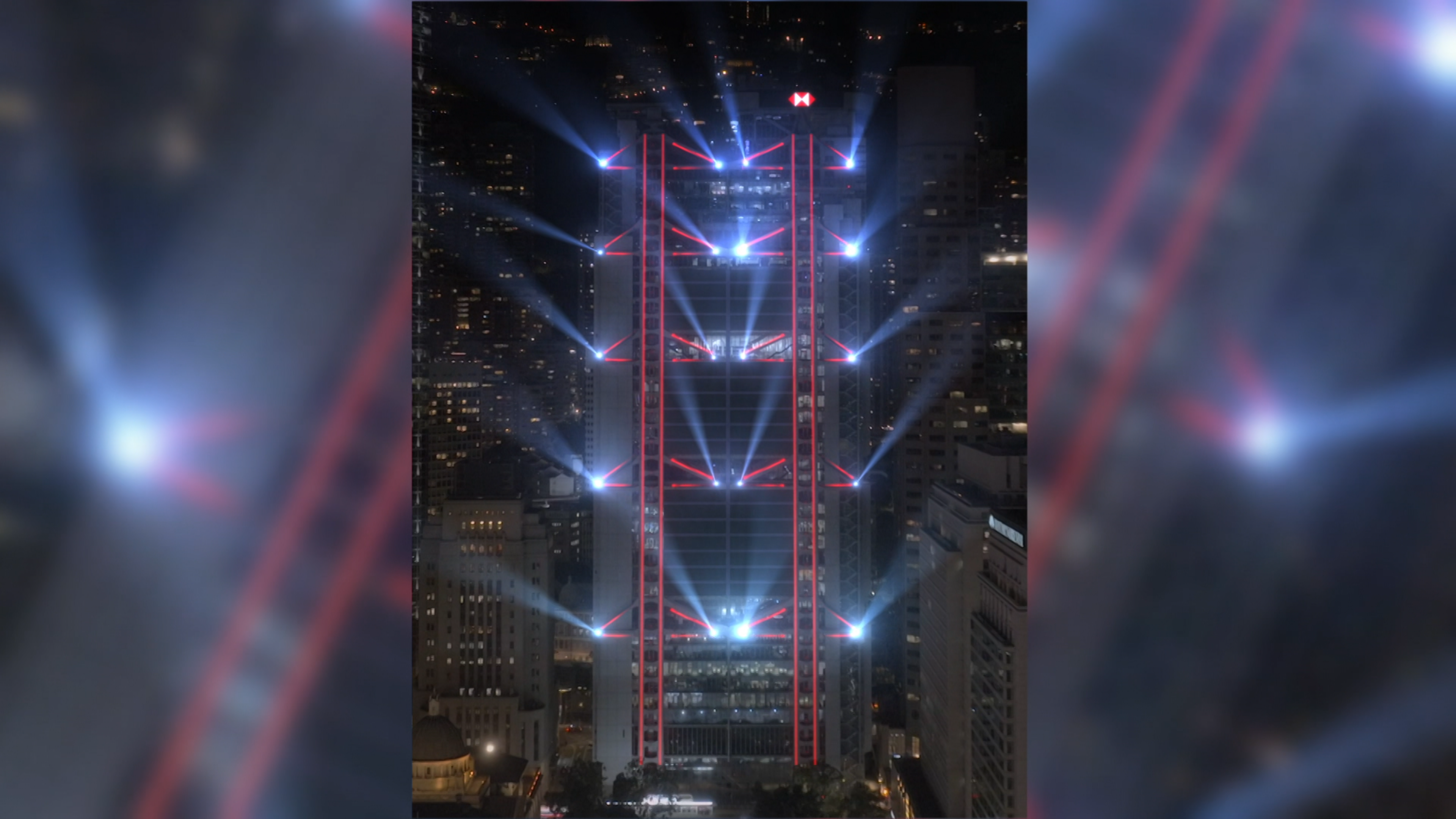 所有支撐結構都設於建築物外部，無論日間觀看或夜晚欣賞，景象同樣靚麗。