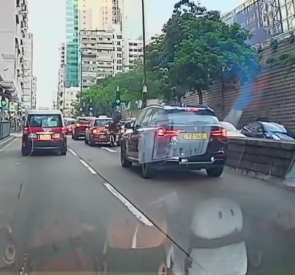 車Cam直擊｜電動單車馬路行快線送外賣追尾撞的士