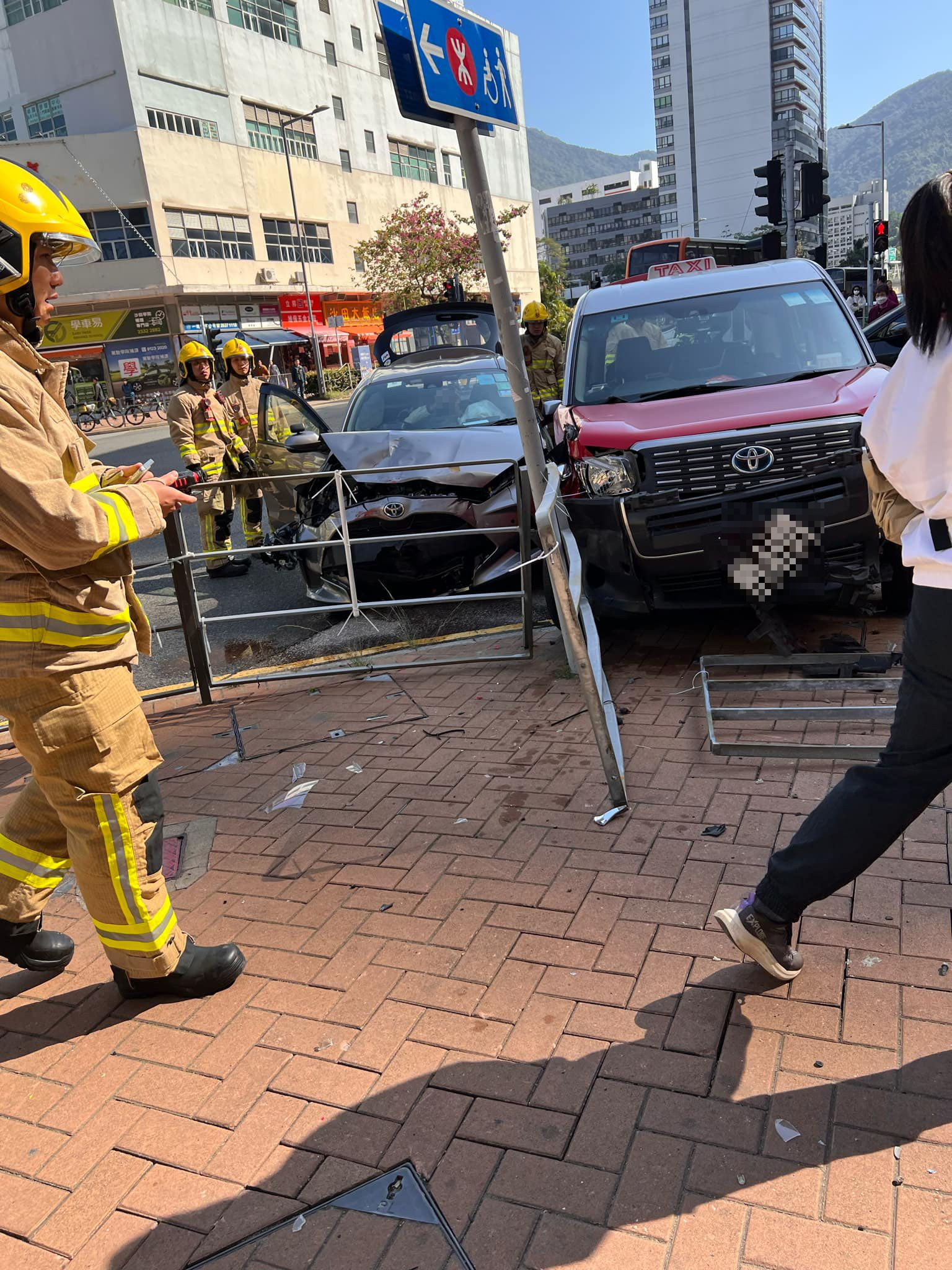 事發後，私家車車頭冚被撞至摺起，安全氣袋彈出，的士車頭損毀，圍欄亦被撞毀。（Facebook圖片／車cam L（香港群組）／Bosco Chu）