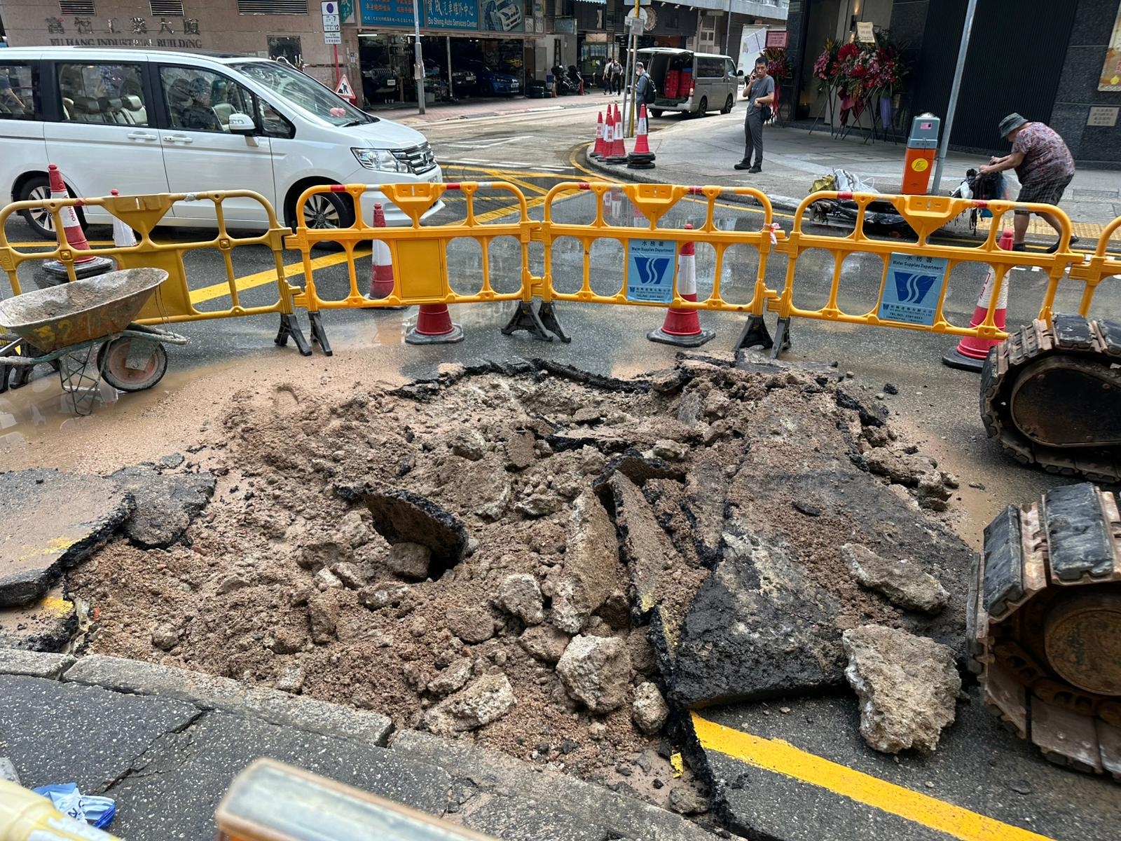 紅磡鶴園街今日（8月27日）清晨爆鹹水管。（Facebook圖片／鶴園海逸關愛隊）