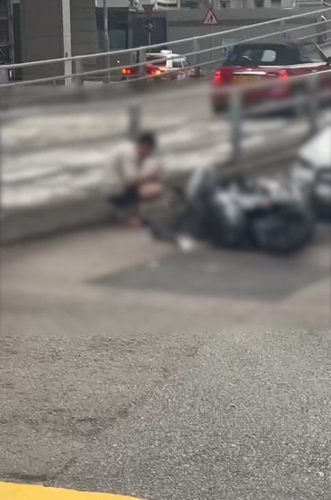 灣仔軍器廠街私家車與電單車相撞　鐵騎士受傷倒地。(FB@Kh Chan )