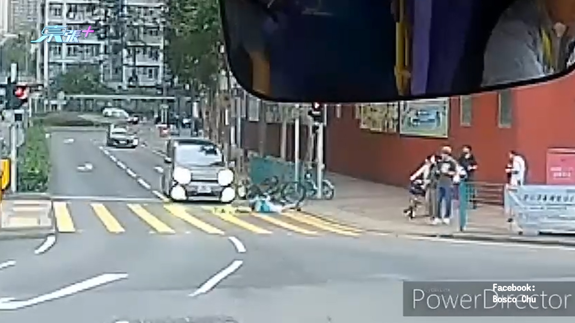 車Cam直擊｜外賣員過馬路疑「落錯brake」剎車　全車向前翻　網民：外賣全沒了